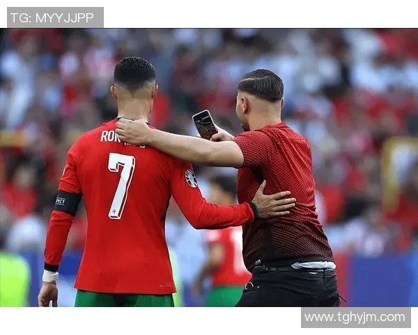 球迷疯狂行为引热议：冲进场内抢C罗球衣成欧冠奇观